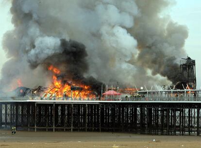 El incendio destruye el histórico muelle de Somerset