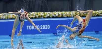 El equipo de Australia actúa en la rutina libre femenina por equipos durante las pruebas de natación artística.