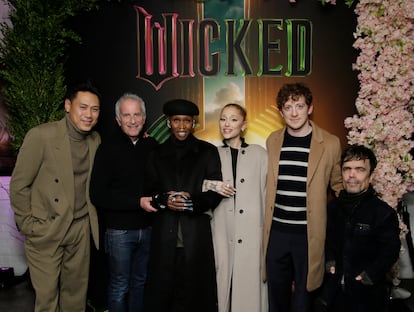 Ariana Grande y Ethan Slater junto al director Jon M. Chu, el productor Marc Platt, y los actores Cynthia Erivo y Peter Dinklage, en Nueva York, el 3 de diciembre de 2024.