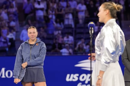 Anisimova, durante el discurso de Sabalenka.