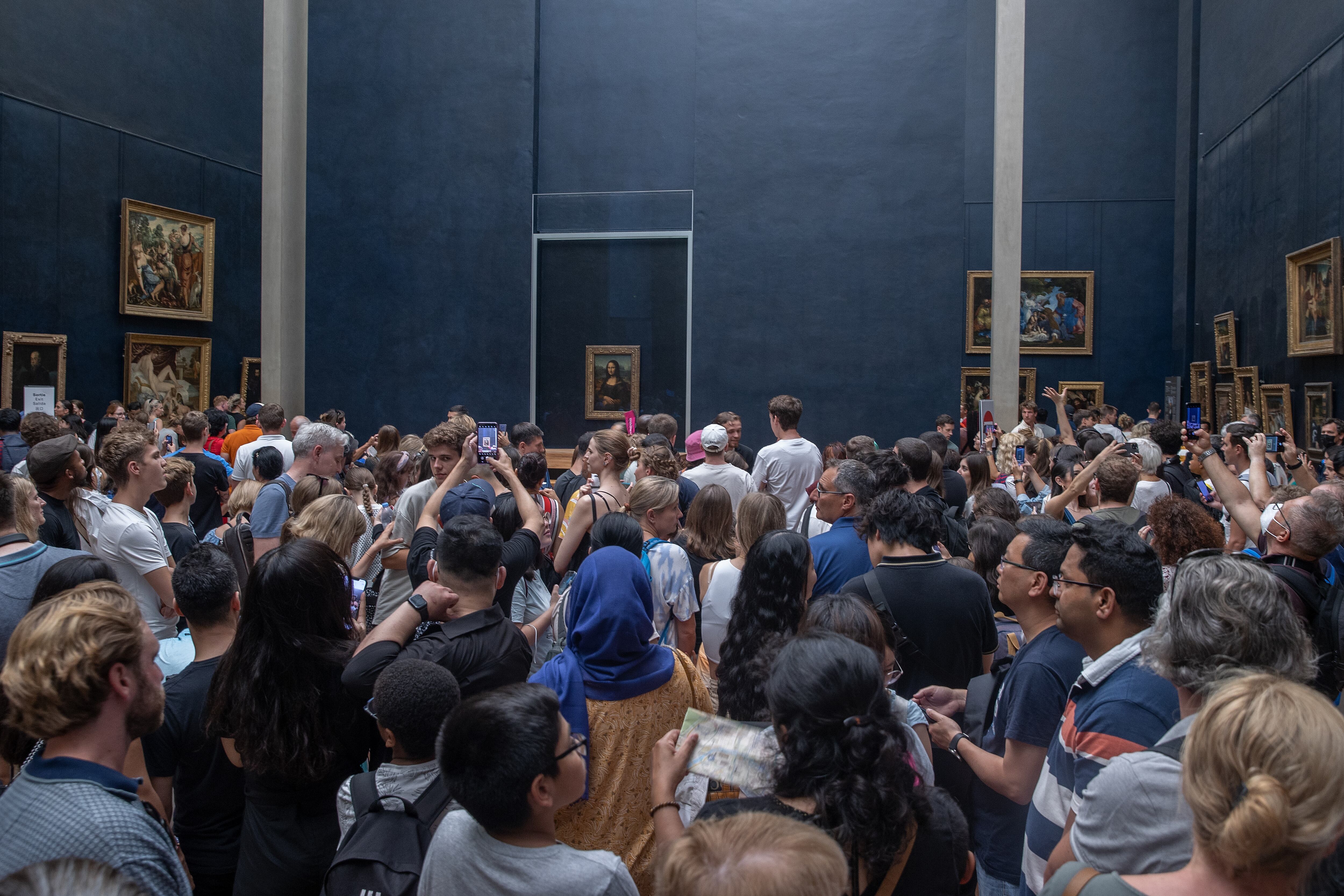 Visitantes frente a 'La Gioconda' en el Museo del Louvre en 2022.