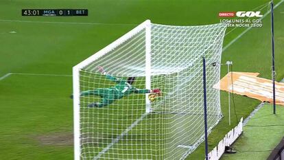 El disparo de Joquín supera la línea de gol en La Rosaleda.