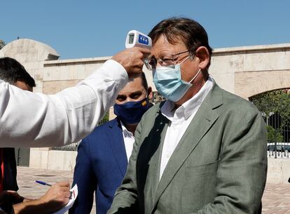 Ximo Puig se somete al control de temperatura al inicio del acto de presentación de los nuevos carnés digitales del PSPV-PSOE.