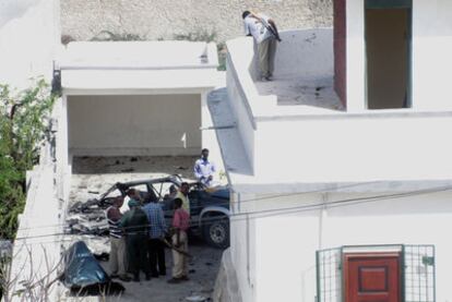 Restos del coche reventado a las puertas del Hotel Peace de Mogadiscio, donde duerme el equipo de Canal Plus.