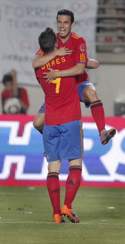 Pedro celebra con Fernando Torres su gol a Polonia.