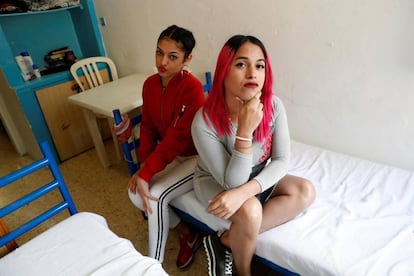 Dos personas transexuales internas en el centro penitenciario de Wad-Ras, en Barcelona, posan en su celda. 