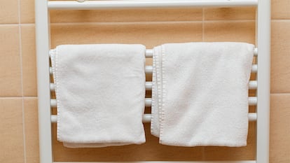 Un toallero con toallas en un baño.