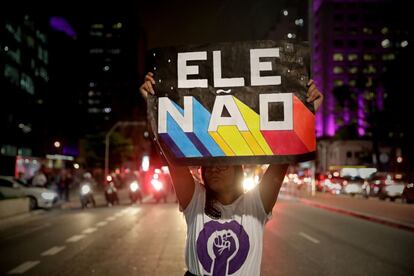 Personas se manifiestan contra la candidatura de Jair Bolsonaro (PSL)  en Sao Paulo (Brasil). 