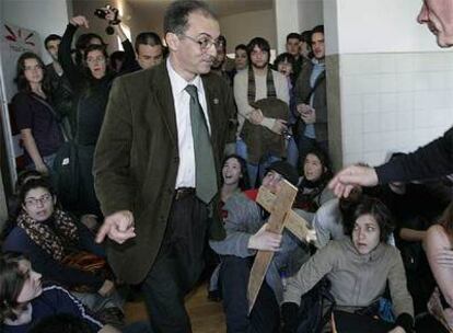 El rector de Alicante, Ignacio Jiménez Raneda, increpado por los estudiantes a su llegada, ayer, a su despacho en el rectorado.