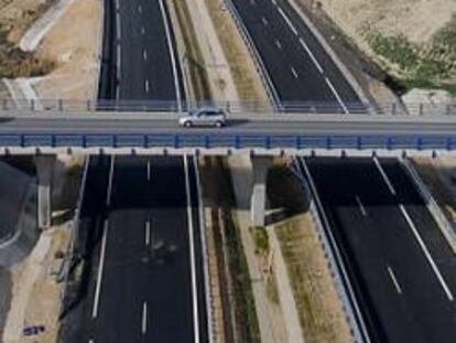 Vista aérea de la Radial R-3, autopista madrileña que enlaza la M-40 con la localidad de Arganda.