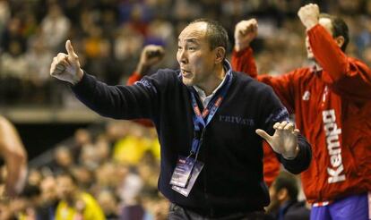 Talant Dujshebaev, durante un partido del Atlético de Madrid.