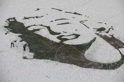 Estudiantes utilizan la nieve para crear un retrato de Marilyn Monroe en Changchun (China), el 8 de diciembre de 2015.