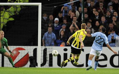 Marco Reus marca el gol de su equipo.