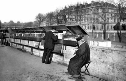 Un &#039;bouquiniste&#039; del Sena, en 1910: el consistorio de Par&iacute;s les ayuda a mantener el negocio cultural. 