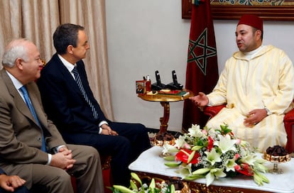 El presidente del Gobierno, José Luis Rodríguez Zapatero y el ministro de Asuntos Exteriores, Miguel Ángel Moratinos conversan con el rey de Marruecos, Mohamed VI, durante la reunión que celebrada en Oujda, Marruecos, el 11 de julio de 2008.