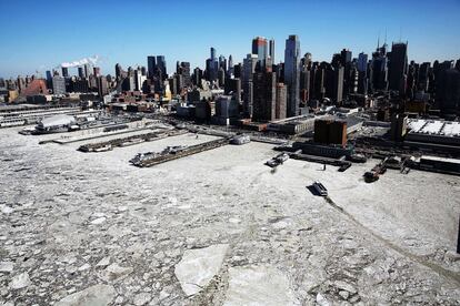 As barcas que cruzam o rio Hudson e conectam Nova York a Nova Jersey enfrentam problemas por causa das placas de gelo que flutuam em seu trajeto. Segundo a NY Waterway, empresa que administra as embarcações, as condições do gelo encontradas atualmente são as piores dos últimos 28 anos.