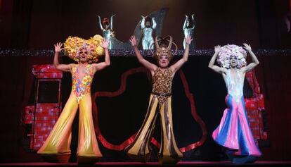 Los protagonistas del musical 'Priscilla, reina del desierto'.