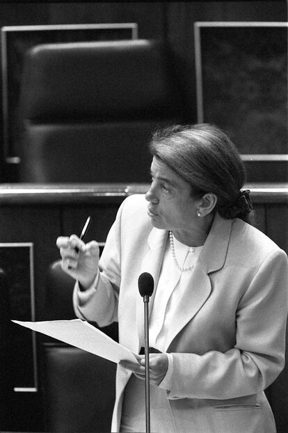 La diputada socialista Cristina Alberdi, durante su intervención en el Congreso de los Diputados, el 18 de octubre de 1995.