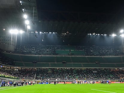 La grada Curva Nord de San Siro, vacía después de que varios seguidores abandonaran el estadio en honor al 'ultra' Vittorio Boiocchi, asesinado el sábado.