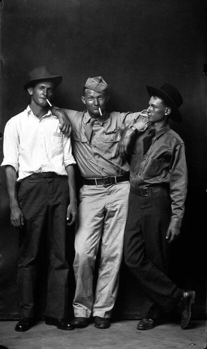 Tres cuñados: Homer Eakers, Loy Neighbors, Julius Eakers, retratados por Disfarmer en 1945.