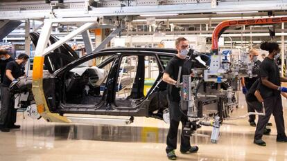 Trabajadores en la fábrica de Seat en Martorell (Barcelona).