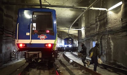 Manoteras, Madrid. The graffiti artists are surprised by a train coming from the other direction. They stand on the tracks to stop it and a chase through the tunnels ensues.