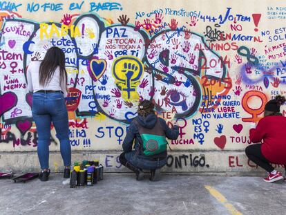 Mural reivindicativo pintado por alumnas de la Universidad de Valencia donde Laura Luelmo cursó un máster.