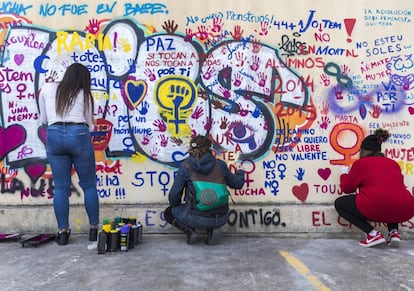 Mural reivindicativo pintado por alumnas de la Universidad de Valencia donde Laura Luelmo cursó un máster.