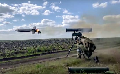 Un soldado ruso dispara un misil antitanque en Ucrania, en una imagen del 29 de agosto distribuida por el Ministerio de Defensa de Rusia.