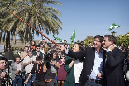 Albert Rivera, Inés Arrimadas y Juan Marín (candidato a la Junta de Ciudadanos) se hacen un 'selfie' durante el acto de esta formación en Sevilla, el 17 de noviembre de 2018.