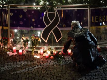 Mulher presta homenagem a vítimas do atentado, nesta terça-feira.