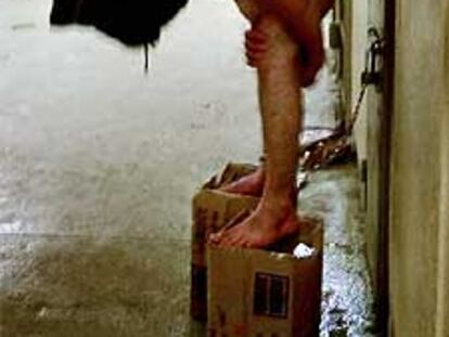 Un detenido y torturado en la cárcel de Abu Ghraib, en Bagdad.