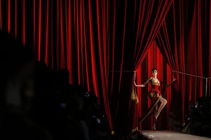 Una artista actúa durante el espectáculo para el desfile de Moschino en la Fashion Week de Milán (Italia).
