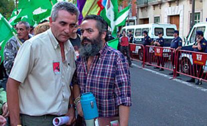Los dirigentes del SOC Diego Cañamero y Juan Manuel Sánchez Gordillo, ayer, ante la sede del PP andaluz en Sevilla.