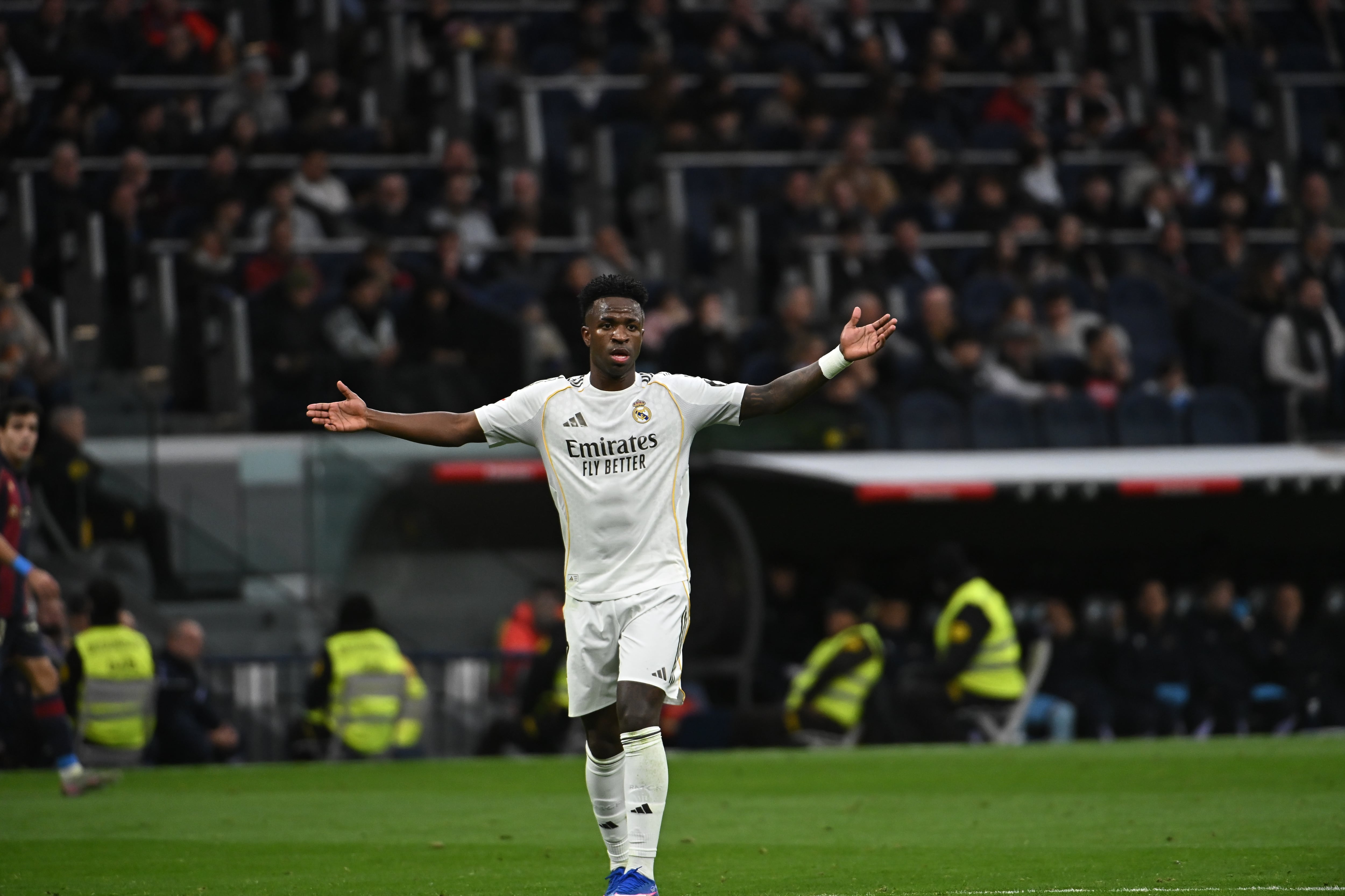 El Bernabéu dedica una bronca de época a los jugadores, se ensaña con Vinicius y suena el “Florentino dimisión”