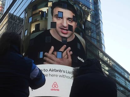 Brian Chesky, consejero delegado de Airbnb, en un vídeo proyectado sobre la fachada de la sede del Nasdaq en Nueva York, este jueves.