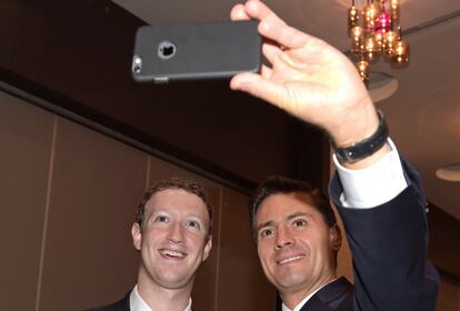 Marck Zuckerberg y el presidente de México, Enrique Peña Nieto, se hacen un selfie después de una reunión que mantuvieron el jueves en Panamá. Entre otros asuntos, hablaron de los proyectos filantrópicos que desarrolla el fundador de Facebook a través de internet.org, una aplicación móvil que facilita el acceso a Internet para los pobres