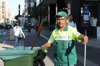 O gari Juarez, de 48 anos, nesta segunda na Avenida Paulista.