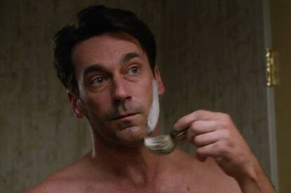 Don Draper ('Mad Men'), ya exfoliado, durante su afeitado matinal.