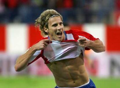 Forlán celebra su gol, el segundo del Atlético.