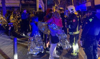 Vecinos desalojados por el inciendio en al Rambla de Badal.