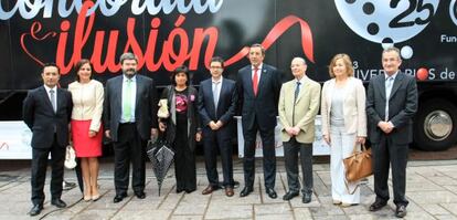Representantes de las instituciones vascas y de la ONCE posan este lunes ante el autobús que muestra la exposición conmemorativa de su 75º aniversario.