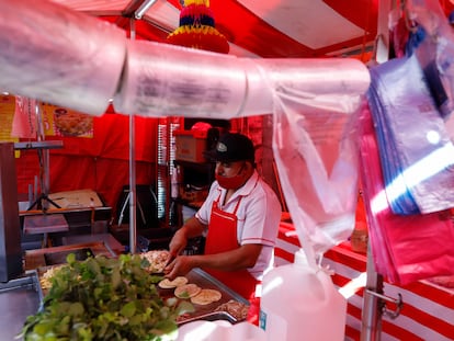 Un hombre vende tacos en un puesto callejero este 1 de enero en Ciudad de México.