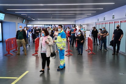 Varias personas esperan para ser vacunadas con la dosis de Pfizer, en el Wanda Metropolitano, a 19 de mayo de 2021, en Madrid.