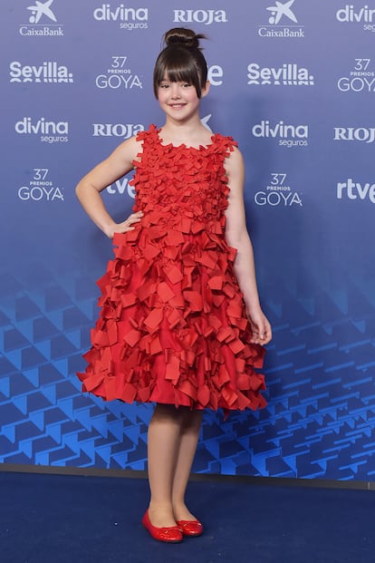La joven actriz Luna Fulgencio eligió un vestido de lazos rojos.