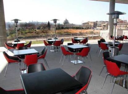 El bar, con vistas al casco antiguo, de Toletvm, un nuevo centro de información en Toledo.