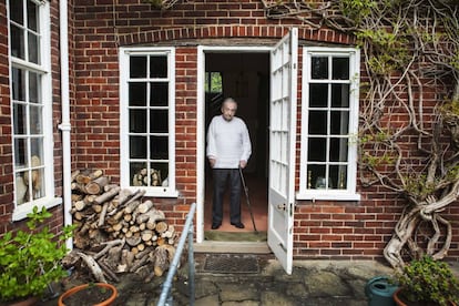 George Steiner, en la puerta de su casa en Cambridge (Reino Unido) en 2016.