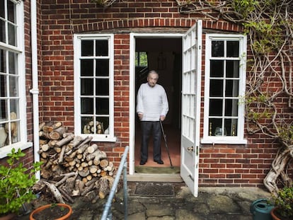 George Steiner, en la puerta de su casa en Cambridge (Reino Unido) en 2016.