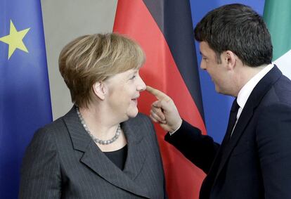 La canciller alemana Angela Merkel, y el primer ministro de Italia, Matteo Renzi, hablan después de una conferencia de prensa conjunta en el marco de una reunión en la cancillería en Berlín, Alemania.