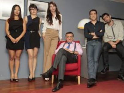 Equipo de "El intermedio", con Usun Yoon, Thais Villas, Beatriz Montañez, José Miguel Monzón, "El Gran Wyoming", Fernando González, "Gonzo", y Dani Mateo. EFE/Archivo